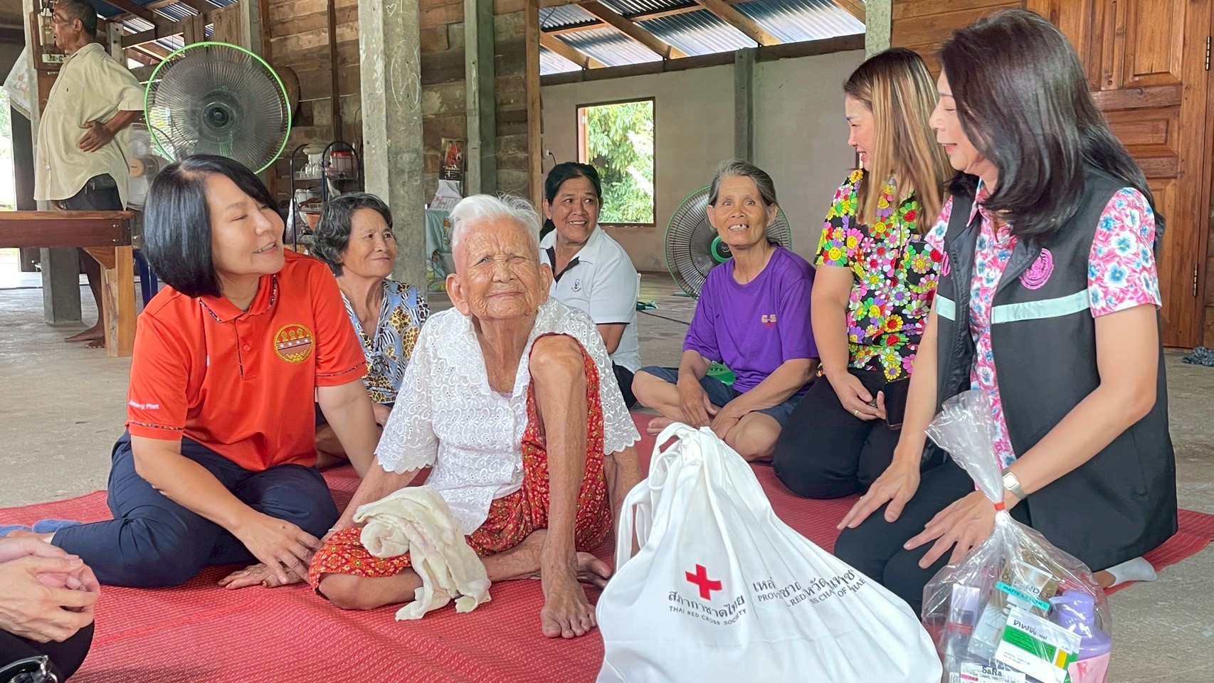 พช.กำแพงเพชร ร่วมลงพื้นที่เยี่ยมผู้สูงอายุ 100 ปีขึ้นไป สร้างขวัญกำลังใจรับสงกรานต์