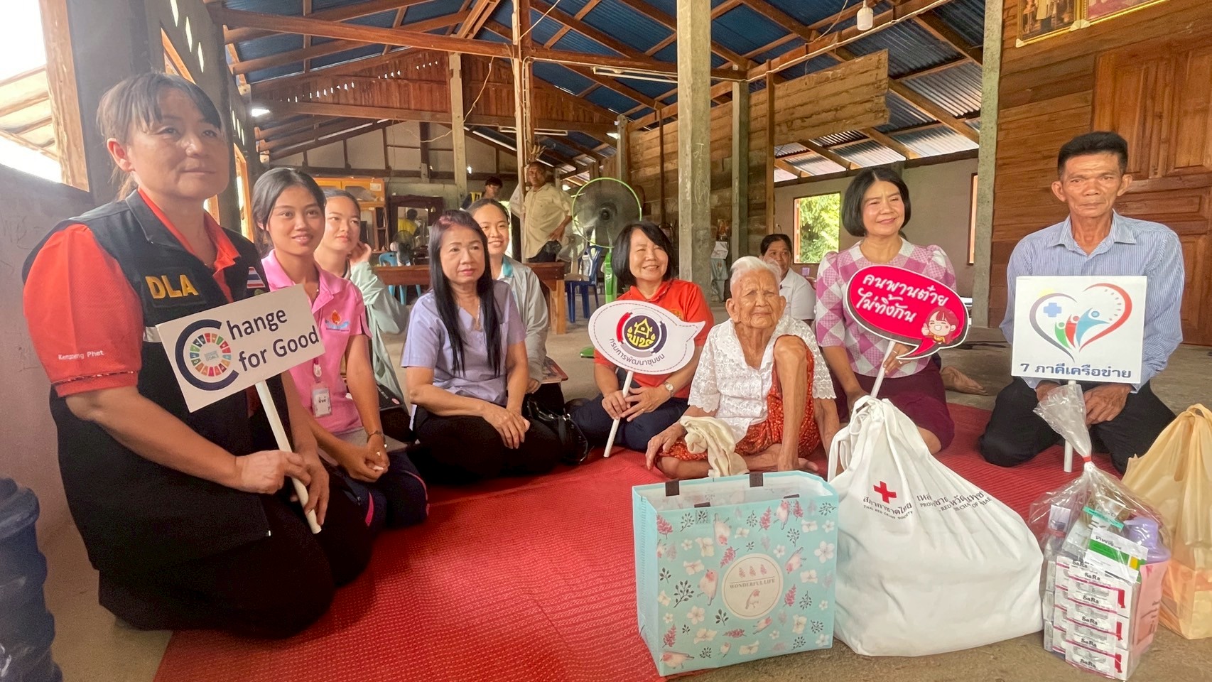 พช.กำแพงเพชร ร่วมลงพื้นที่เยี่ยมผู้สูงอายุ 100 ปีขึ้นไป สร้างขวัญกำลังใจรับสงกรานต์