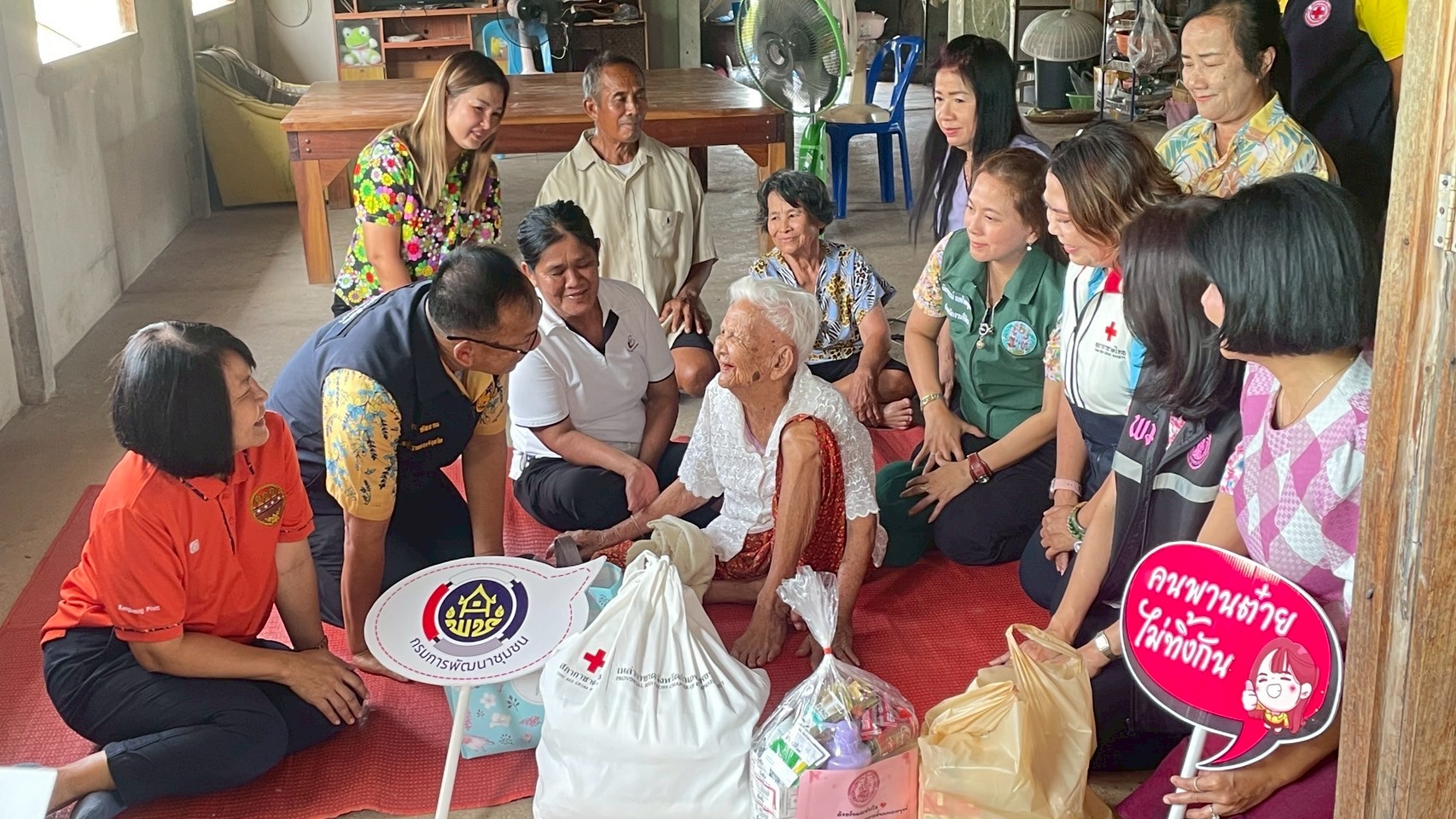 พช.กำแพงเพชร ร่วมลงพื้นที่เยี่ยมผู้สูงอายุ 100 ปีขึ้นไป สร้างขวัญกำลังใจรับสงกรานต์