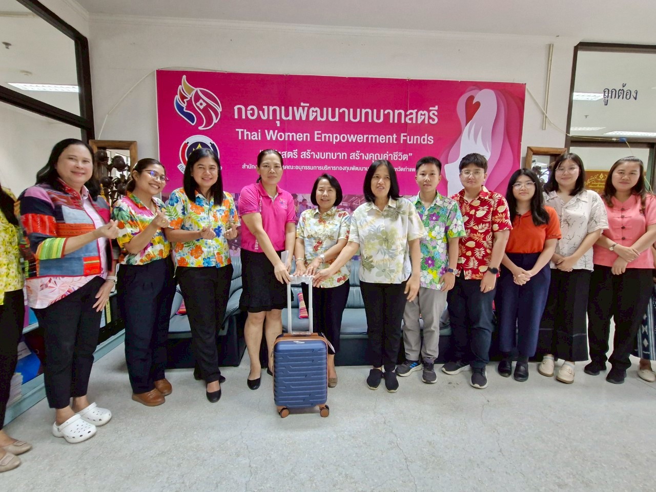 พช.กำแพงเพชร จัดกิจกรรมมอบของที่ระลึกและเลี้ยงส่งเนื่องในโอกาสที่เจ้าหน้าที่กองทุนพัฒนาบทบาทสตรีจังหวัดกำแพงเพชร ลาออกเพื่อไปบรรจุรับราชการ