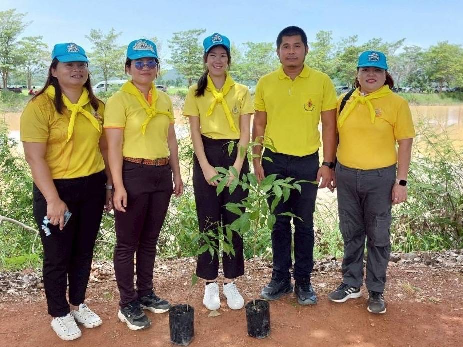 พช.กำแพงเพชร ร่วมปลูกต้นไม้เฉลิมพระเกียรติสมเด็จพระนางเจ้าฯ พระบรมราชินี เนื่องในวันเฉลิมพระชนมพรรษา ๓ มิถุนายน