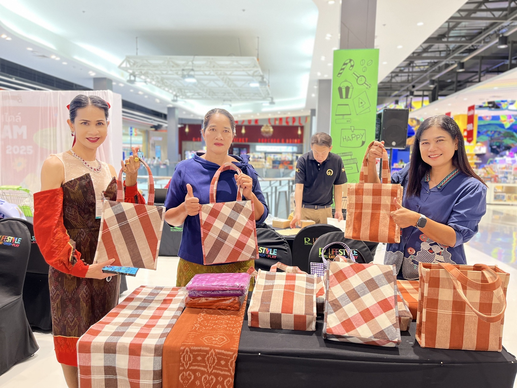 พช.กำแพงเพชร จัดกิจกรรมทดสอบตลาดผลิตภัณฑ์ OTOP KBO ประจำปี 2568