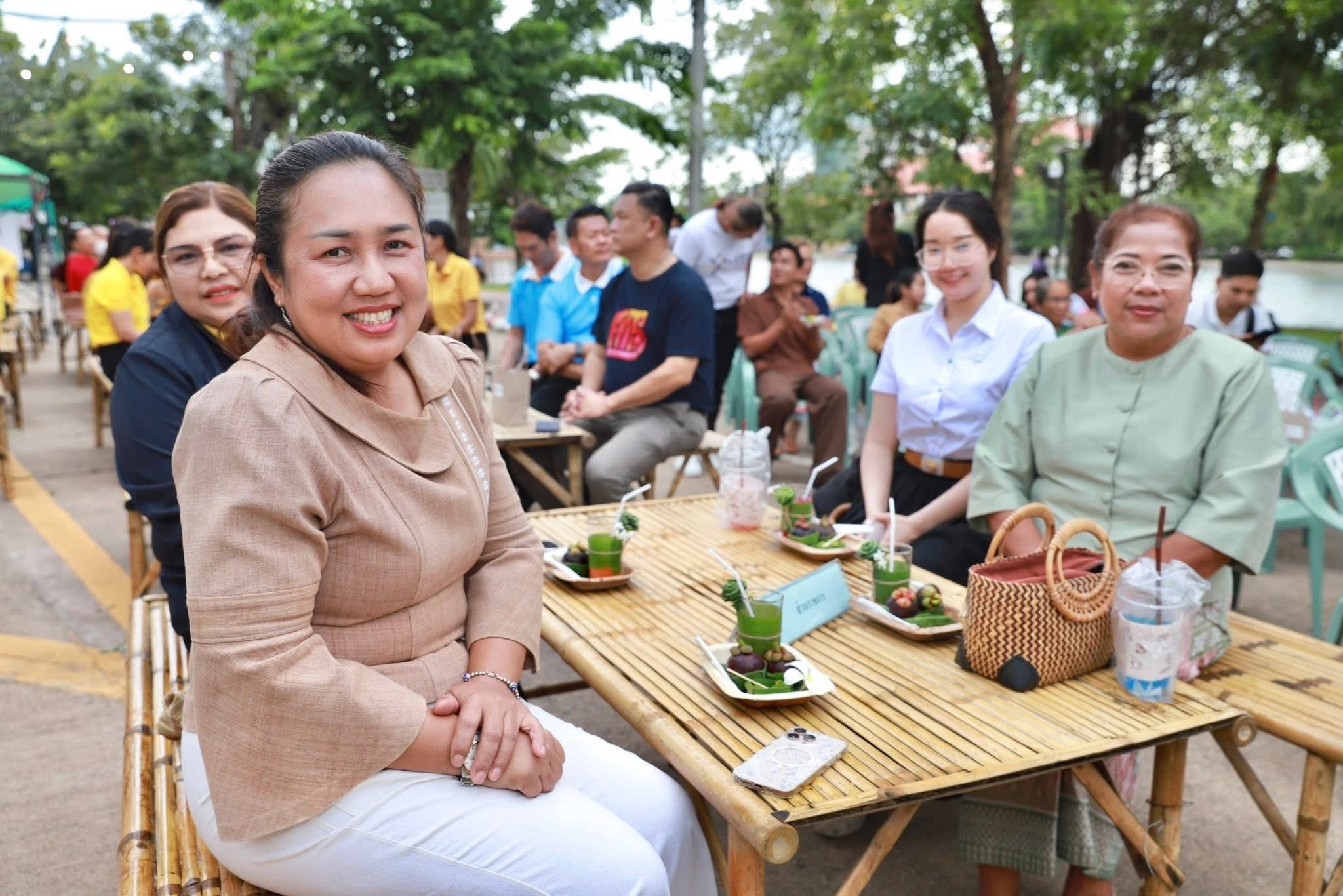 พช.กำแพงเพชร ร่วมเปิดกิจกรรมตลาดสีเขียว ถนนคนเดิน KPRU GREEN PING ถนนวัฒนธรรม วิถีคนชากังราว เพื่อพัฒนาทักษะผู้ประกอบการ สร้างจิตสำนึกต่อสิ่งแวดล้อม เสริมสร้างรายได้ให้กับนักศึกษา บุคลากรและชุมชน การเป็นต้นแบบการจัดการคาร์บอนเครดิต (Carbon Credit)